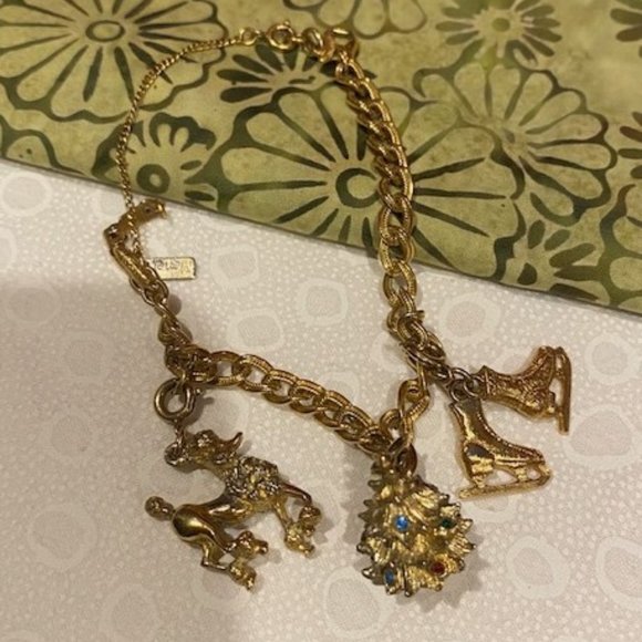 HOLIDAY🎄🎄VTG MONET Gold Tone Link Charm BRACELET - Picture 9 of 9